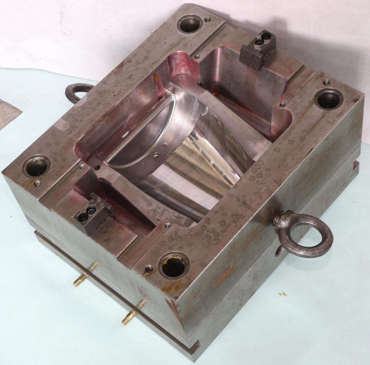 三线立式加工中心850plus-摩托车头盔模具加工案例(图1) 三线立式加工中心850plus-摩托车头盔模具加工案例(图1)
